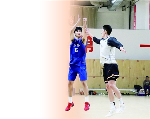 山东 U18全运队张博源(左)与郭凯(右)上演对位